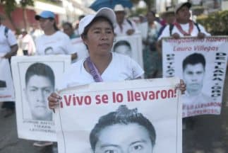 Madres de los 43 estudiantes desaparecidos en México.