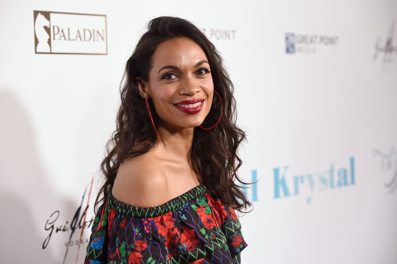 La actriz Rosario Dawson también es conocida por su activismo dentro de la política, promoviendo el voto latino y empoderando a los inmigrantes.