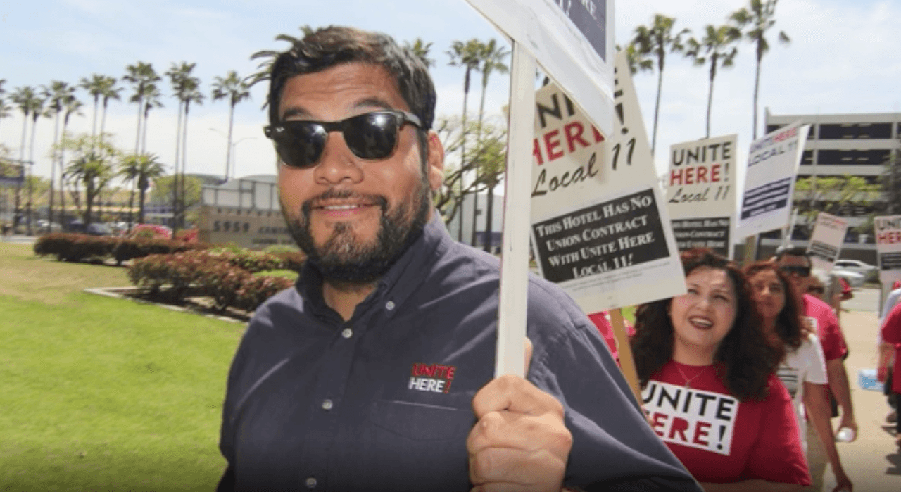 “Mi sueño era representar a la gente”: joven hispano, hijo de vendedores ambulantes, se estrena como concejal de Los Ángeles