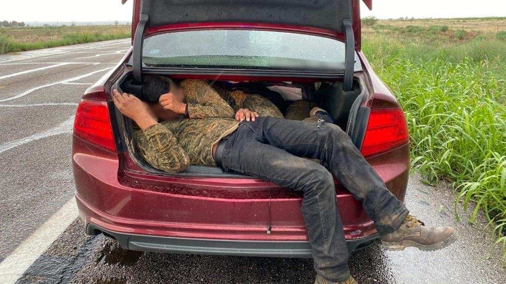 Con la cooperación del sheriff del condado Cochise, agentes de la Patrulla Fronteriza del sector Tucson arrestaron a dos ciudadanos estadounidenses con seis migrantes en un sedán, tres fuero encontrados hacinados en el baúl del vehículo. El conductor tiene antecedentes y fue entregado a la oficina de investigaciones del ICE.