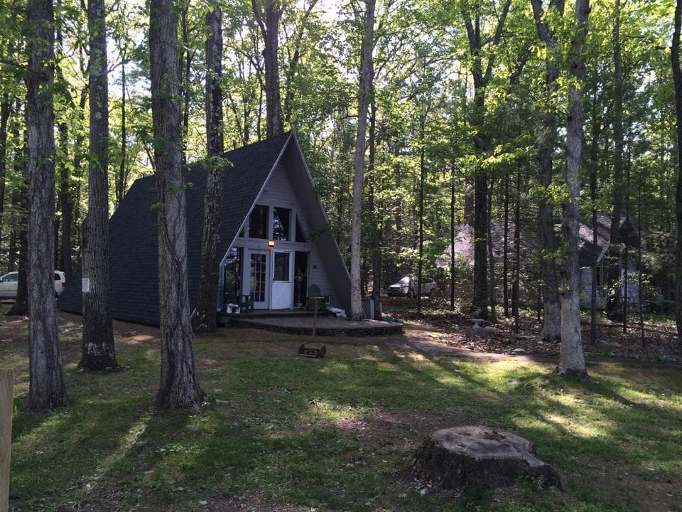 <b><a href="https://www.mslresort.com/" target="_blank">Pocono Mountain Resorts</a></b>: Mountain Springs Lake Resort en Reeders cuenta con cabañas completamente amuebladas con acceso a la pesca y el senderismo en 325 acres de bosques esmeralda.