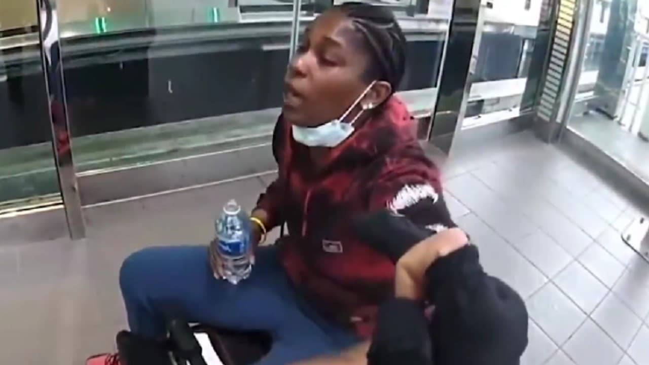 Mujer que escapó en maleta motorizada en Aeropuerto de Orlando rechaza acuerdo de culpabilidad