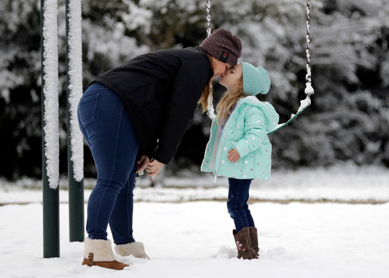 Cat Davis y su hija Lily juegan en un parque nevado en Spring, al norte de Houston. Es la primera vez que Lily juega en la nieve. Spring fue uno de los lugares afectados por las inundaciones causadas por el huracán Harvey hace unos meses.