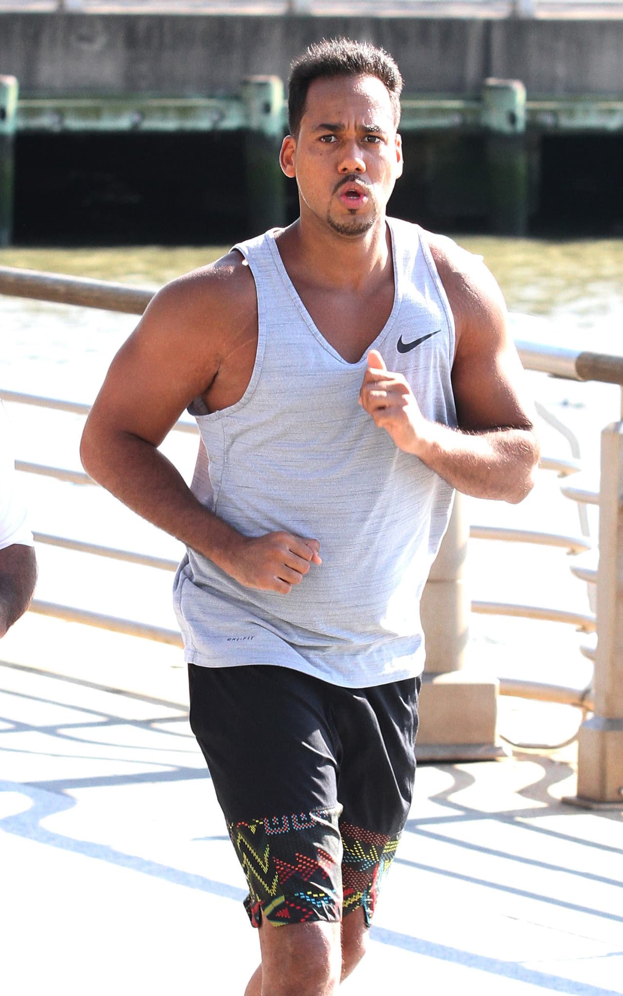 El cantante no dejó de entrenar una vez que se percató de que la cámara lo había captado.