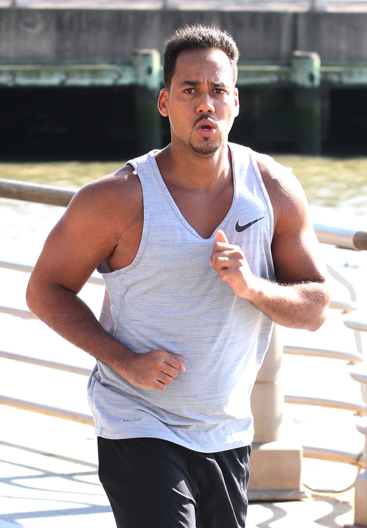 El artista sí que sabe medir el ritmo de su respiración, para tener más resistencia.