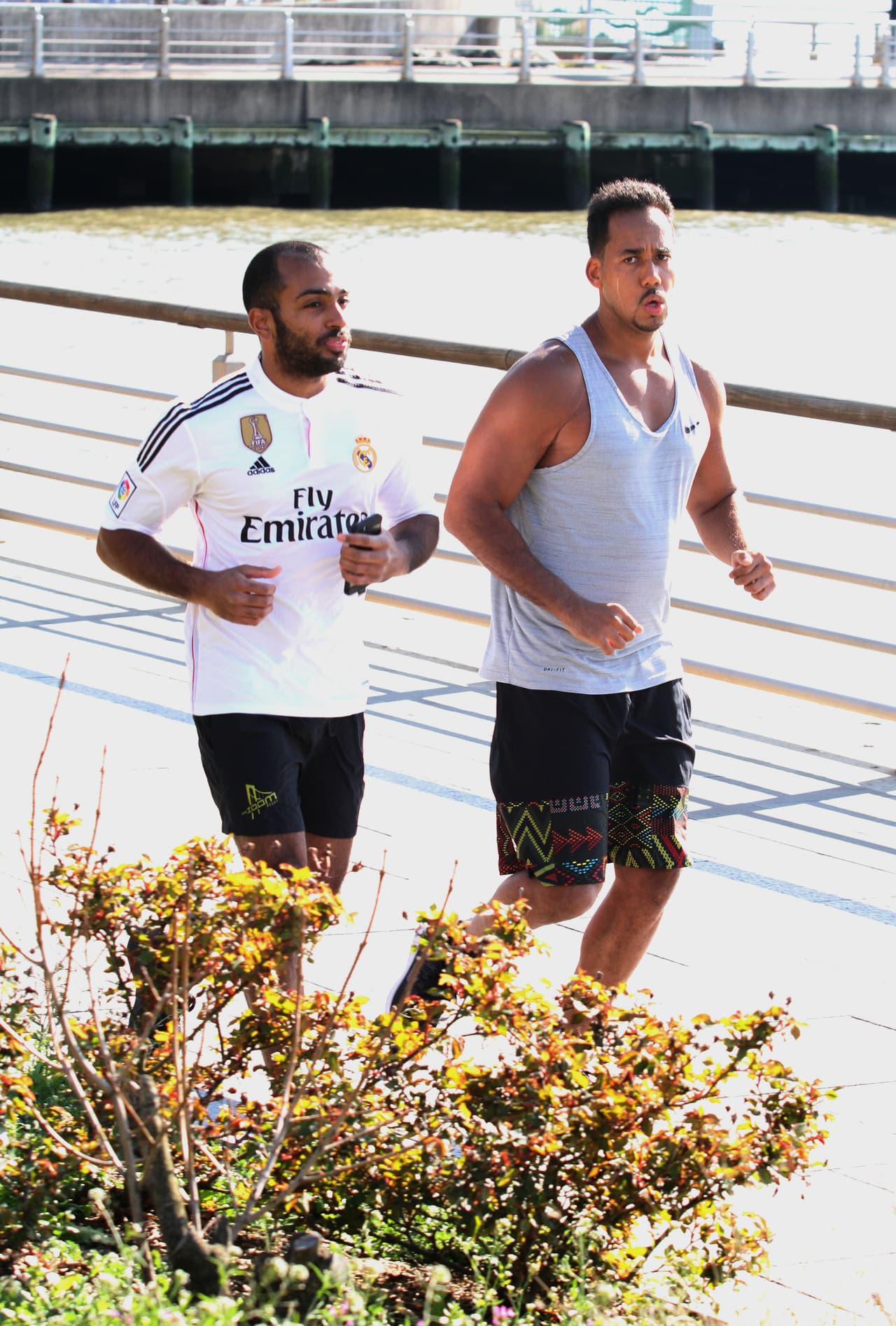 No lo hace sólo, ya que su entrenador lo acompaña para que haga bien sus rutinas de cardio.