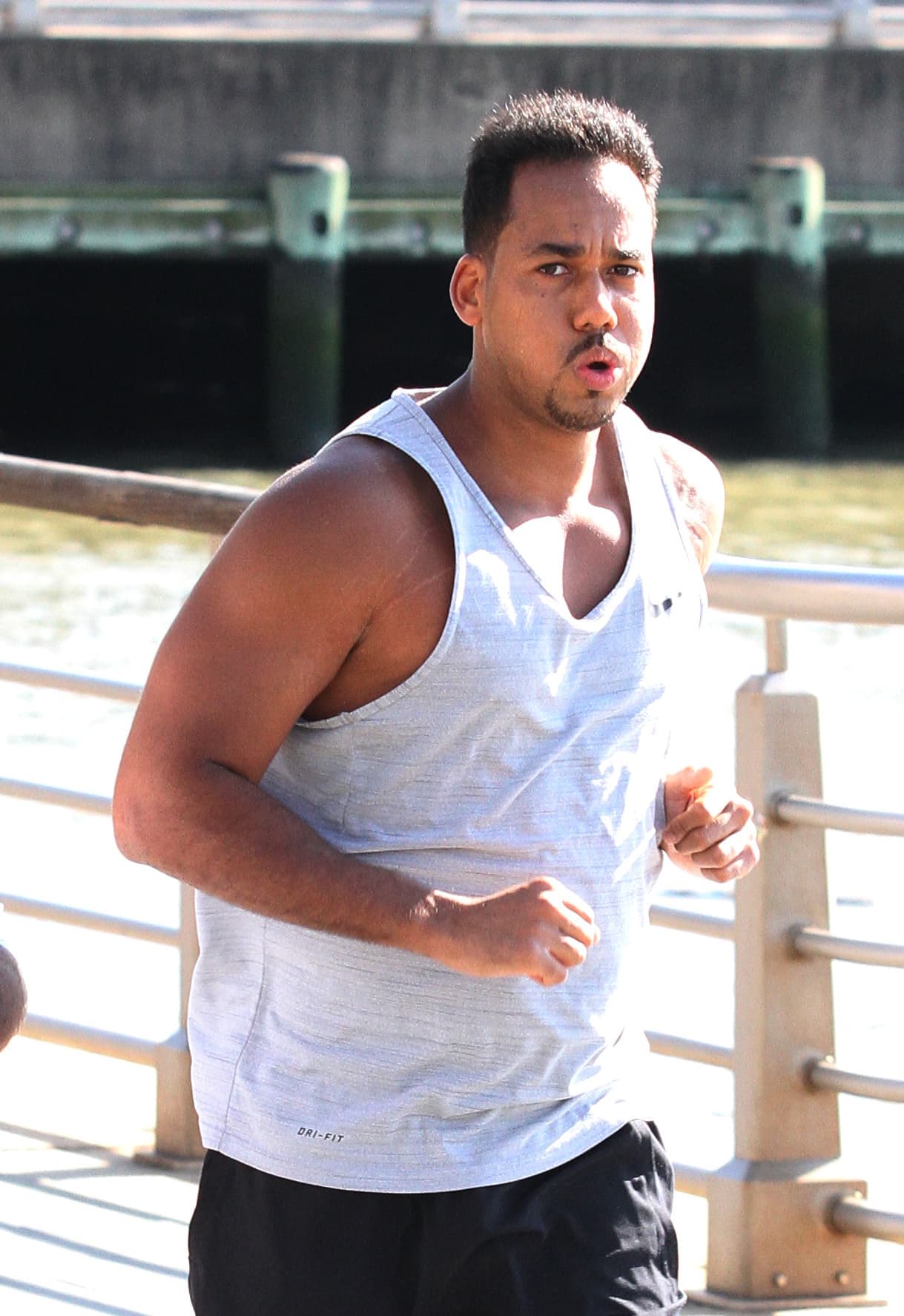 Santos siempre se ha destacado por tener unos súper brazos y un abdomen muy bien trabajado.