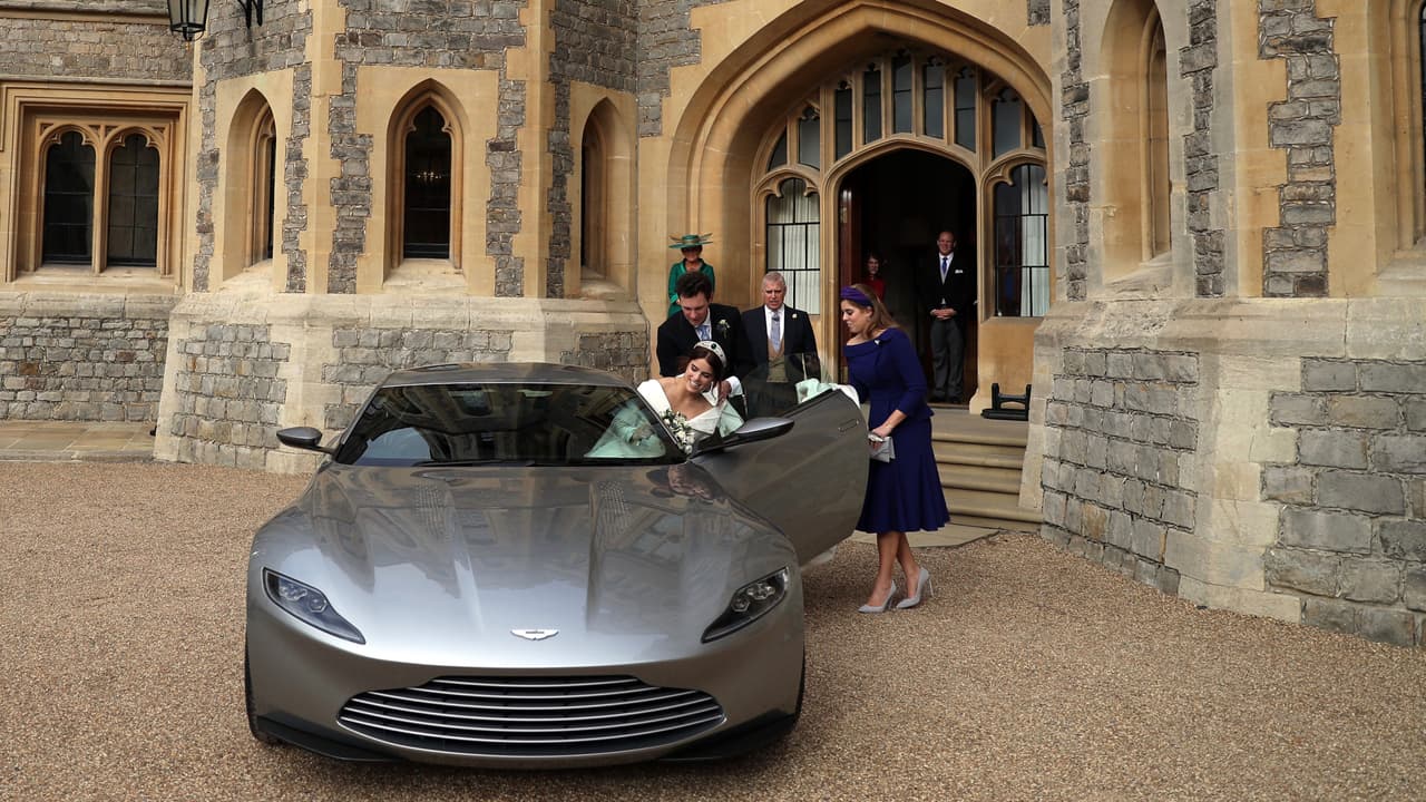 La familia real inglesa tomó esta vez una página de las convenciones de Hollywood con un vehículo tan ostentoso y único como el Aston Martin DB10. Sus primos mayores hasta ahora habían usado 
<b><a href="Aston Martin DB6 de 1969 propiedad de su padre, el príncipe Carlos quien lo recibió como regalo de cumpleaños parte de la reina Isabell II. El Aston Martin fue modificado por para funcionar en base a combustible biodiésel" target="_blank">autos viejos y arreglados para no dañar el medio ambiente</a></b>, William salió a su recepción nupcial a bordo de 
<b>Aston Martin DB6 de 1969</b> propiedad de su padre, el príncipe Carlos, modificado por para funcionar en base a combustible biodiésel y Harry hizo lo mismo a bordo del antes mencionado 
<b><a href="https://www.univision.com/noticias/autos/el-jaguar-e-type-concept-zero-se-robo-el-show-en-la-boda-real-video" target="_blank">Jaguar eléctrico</a></b>.