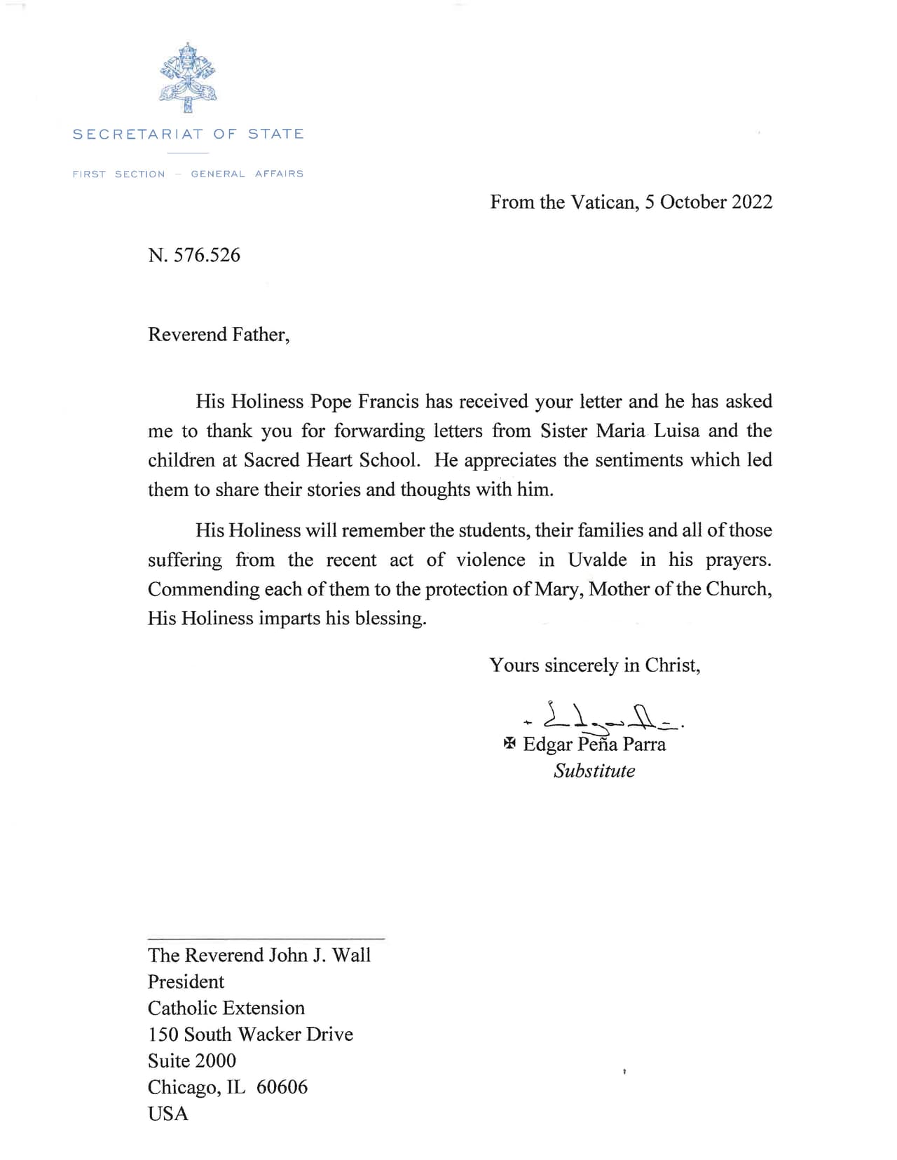 “Su Santidad el Papa Francisco ha recibido su carta y me ha pedido que le agradezca por enviarle cartas de la Hermana María Luisa y los niños de la Escuela del Sagrado Corazón. Aprecia los sentimientos que los llevaron a compartir sus historias y pensamientos con él. Su Santidad recordará en sus oraciones a los estudiantes, sus familias y todos los que sufrieron el reciente acto de violencia en Uvalde. Encomendando a cada uno de ellos a la protección de María, Madre de la Iglesia, Su Santidad imparte su bendición”, dice en la carta la Santa Sede,