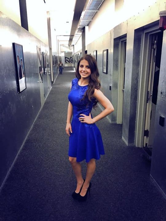 Su hermosura se vuelve más cautivadora con esa sonrisa angelical.