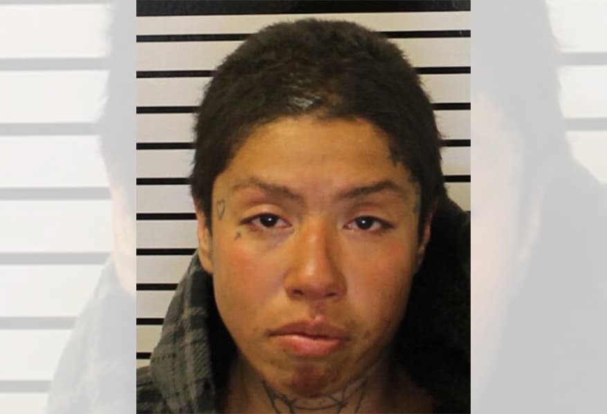 Mujer que amenaza de muerte a dueño de negocio termina escondida en un basurero huyendo de la Policía