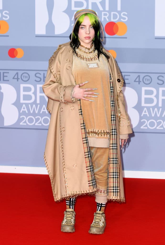 Como ya es costumbre, la ganadora del GRAMMY 
<b>Billie Eilish</b> lució un excéntrico atuendo, en esta ocasión de la firma británica Burberry.
<br>