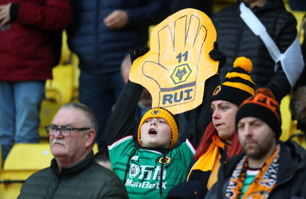 Nadie se quiere perder el arranque de año; un niño alienta a su ídolo desde la tribuna.
