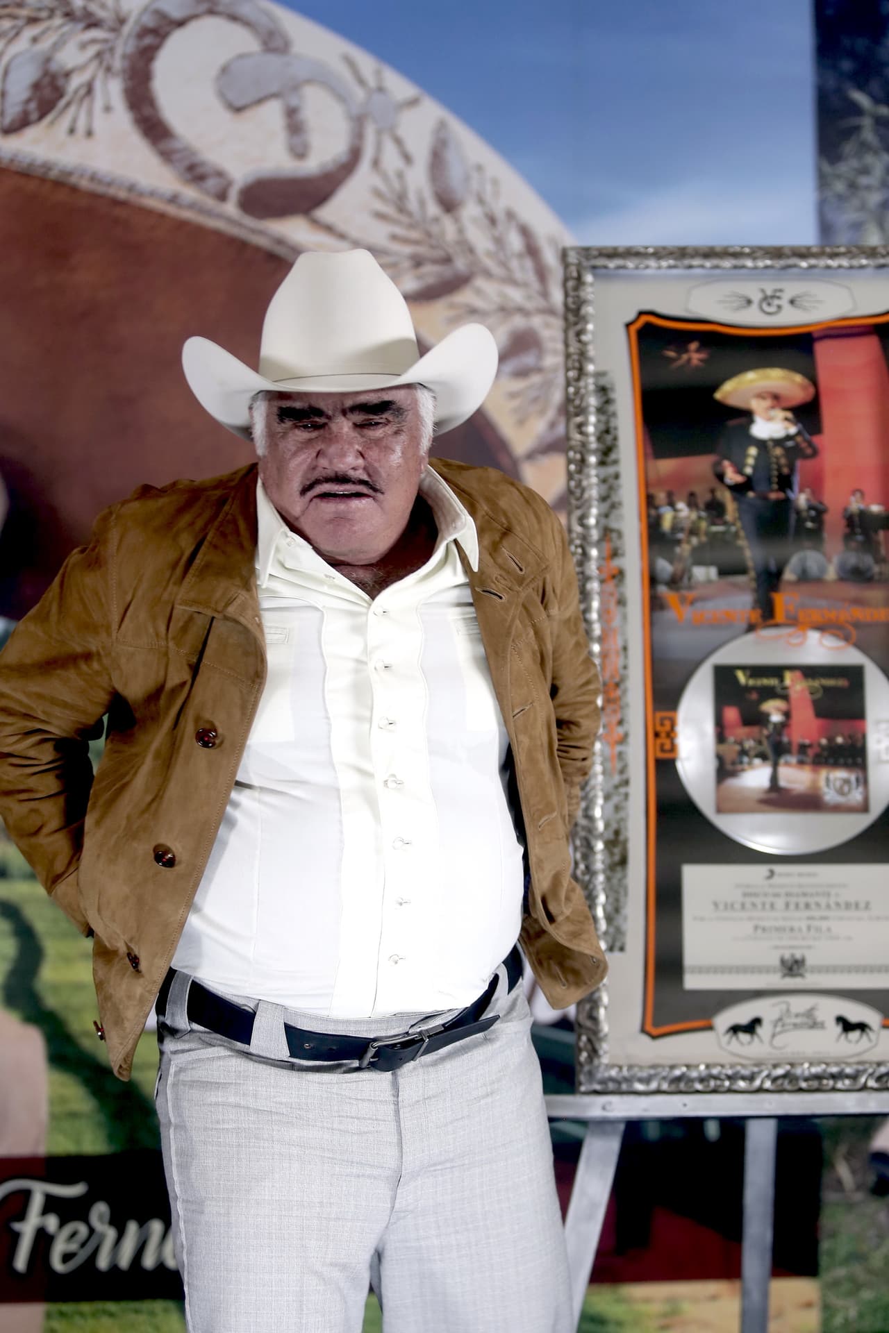 Asimismo, fue de los primeros cantantes que se presentó en el legendario programa 'Siempre en domingo', conducido por Raúl Velasco.