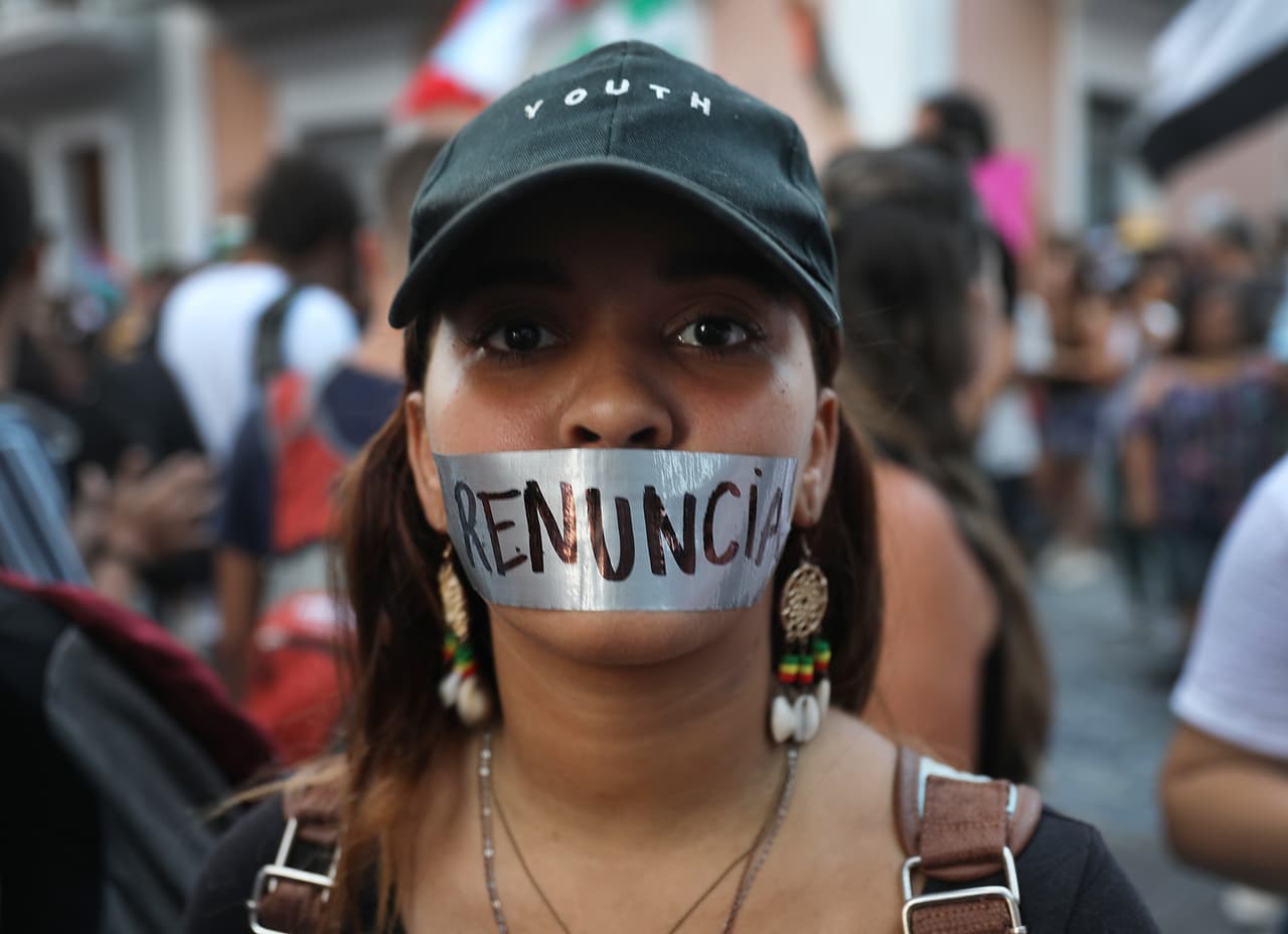 María Linoshka fue una de las jóvenes que se apostó frente a La Fortaleza para exigir la renuncia del gobernador Rosselló, quien dimitió en medio de la intensa presión y la indignación que provocó la revelación de 
<b><a href="https://www.univision.com/local/puerto-rico-wlii/divulgan-las-889-paginas-del-chat-de-telegram-entre-rossello-y-sus-allegados">un <i>chat</i> de casi 900 páginas</a></b> en que el él y su equipo cercano insultaron a opositores, homosexuales, mujeres e incluso personas de su propio partido.