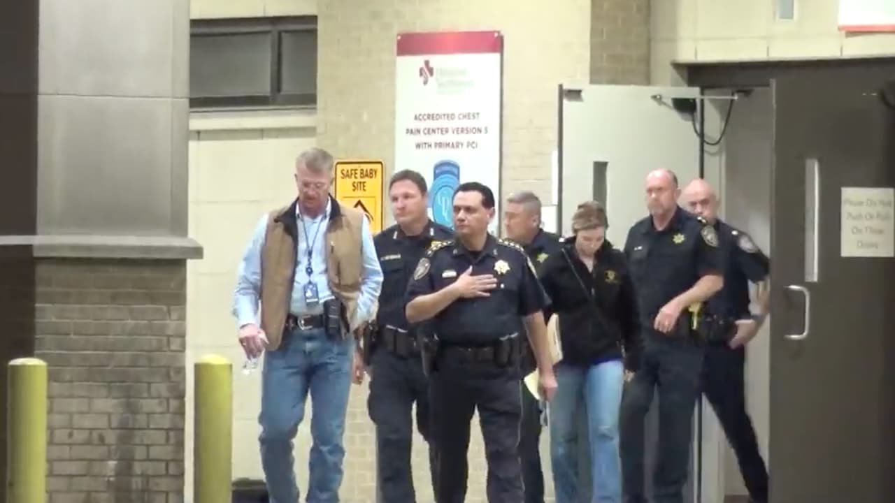 Las autoridades buscan a un tercer sospechoso que al parecer tiene entre 17 y 19 años, solicitan ayuda ciudadana para dar con su paradero. Las pistas se deben proporcionar llamando a la oficina del sheriff del condado Harris al 713-274-9100 o a Crime Stoppers al 713-222-TIPS.