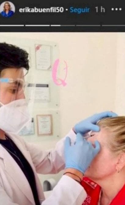 Erika ha compartido en su cuenta de Instagram que es Uriel Hedding, reconocido médico estético en México, quien le realiza las inyecciones de bótox y otros procedimientos. 
<br>
