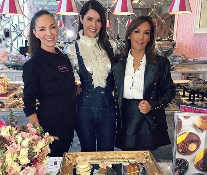 Ella misma supervisó cada detalle de la fiesta para que todo saliera a la perfección. Aquí, en la prueba de sabores para el pastel de bodas, que fue preparado por la chef mexicana Paulina Abascal.
