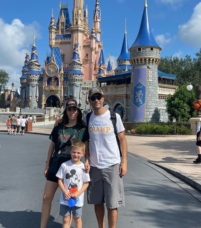 Los tres asistieron a Disneyland y la actriz subió las fotografías junto con un mensaje para su hijo.