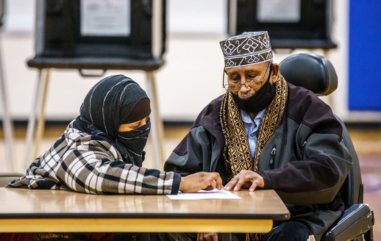 Eelctores somali-americanos sufragan en el Centro Comunitario de Brian Cyle en Minneapolis, Minnesota, durante el último día de elecciones presidenciales.