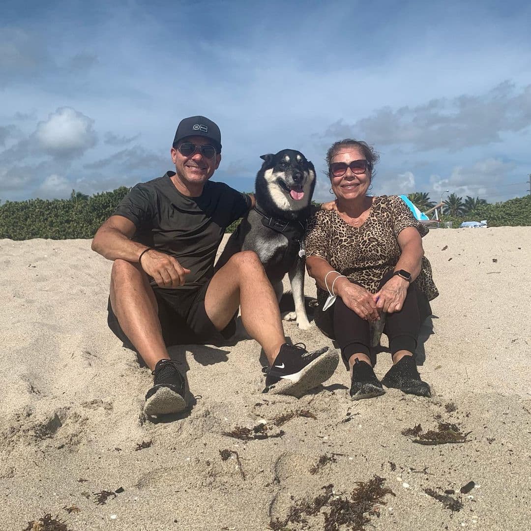 Su mamá y sus amores de cuatro patas (sus perritas Mía y Luna) están listas para dar más amor a quien llegue a la vida de Carlitos.