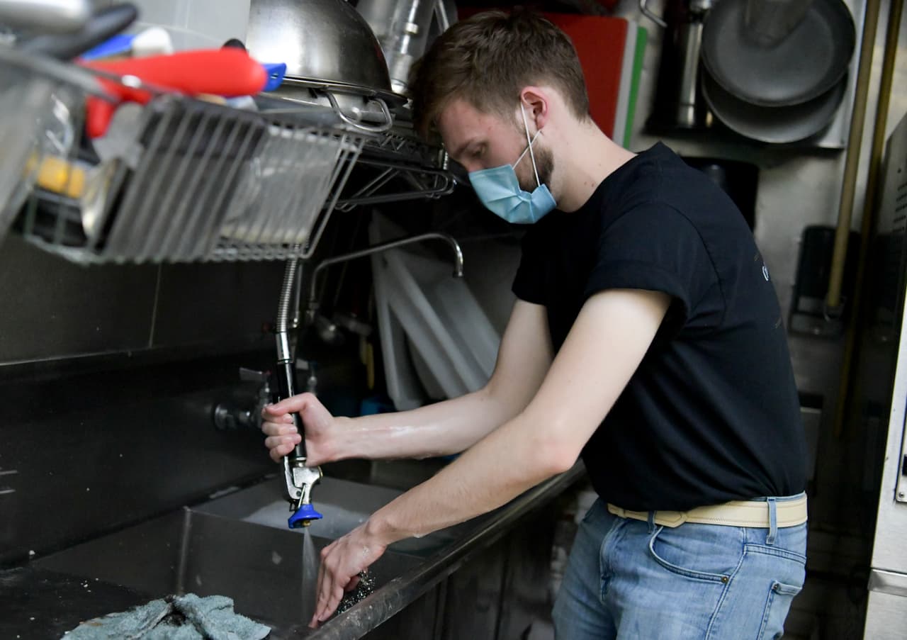 La mayoría de las empresas y los empleados se han adaptado a las nuevas normas de seguridad para mantener la higiene y la distancia social que puede prevenir la propagación del
<a href="https://www.univision.com/temas/coronavirus">coronavirus</a>.