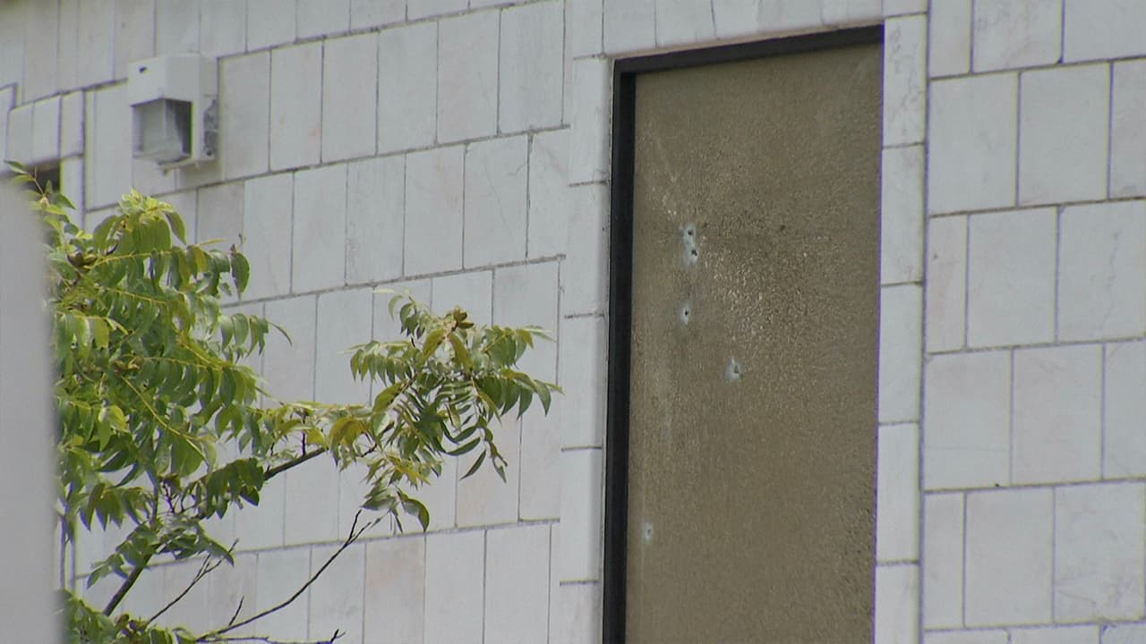 La iglesia sufrió daños en sus ventanas y paredes.