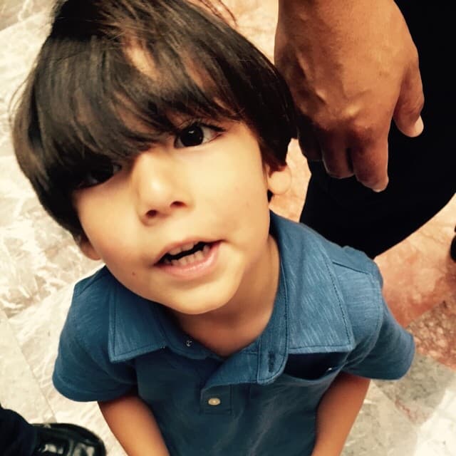 Aunque el pequeño adolescente de 12 años aún no tiene redes sociales, es gracias a su hermano y a su famosa madre que hemos podido constatar su crecimiento.