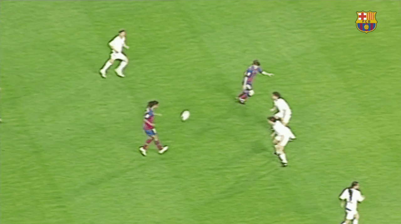 <b>Gran visión de Ronaldinho</b>
<br>El astro brasileño tuvo la suavidad en el botin y la visión necesaria para localizar y dejar mano a mano a Messi.