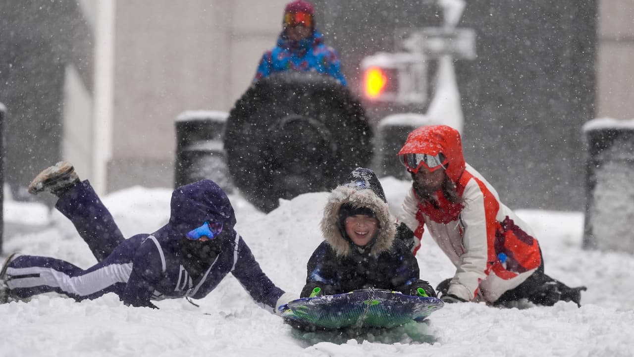 Escuelas públicas de NYC vuelven a clases presenciales y padres protestan por la nieve