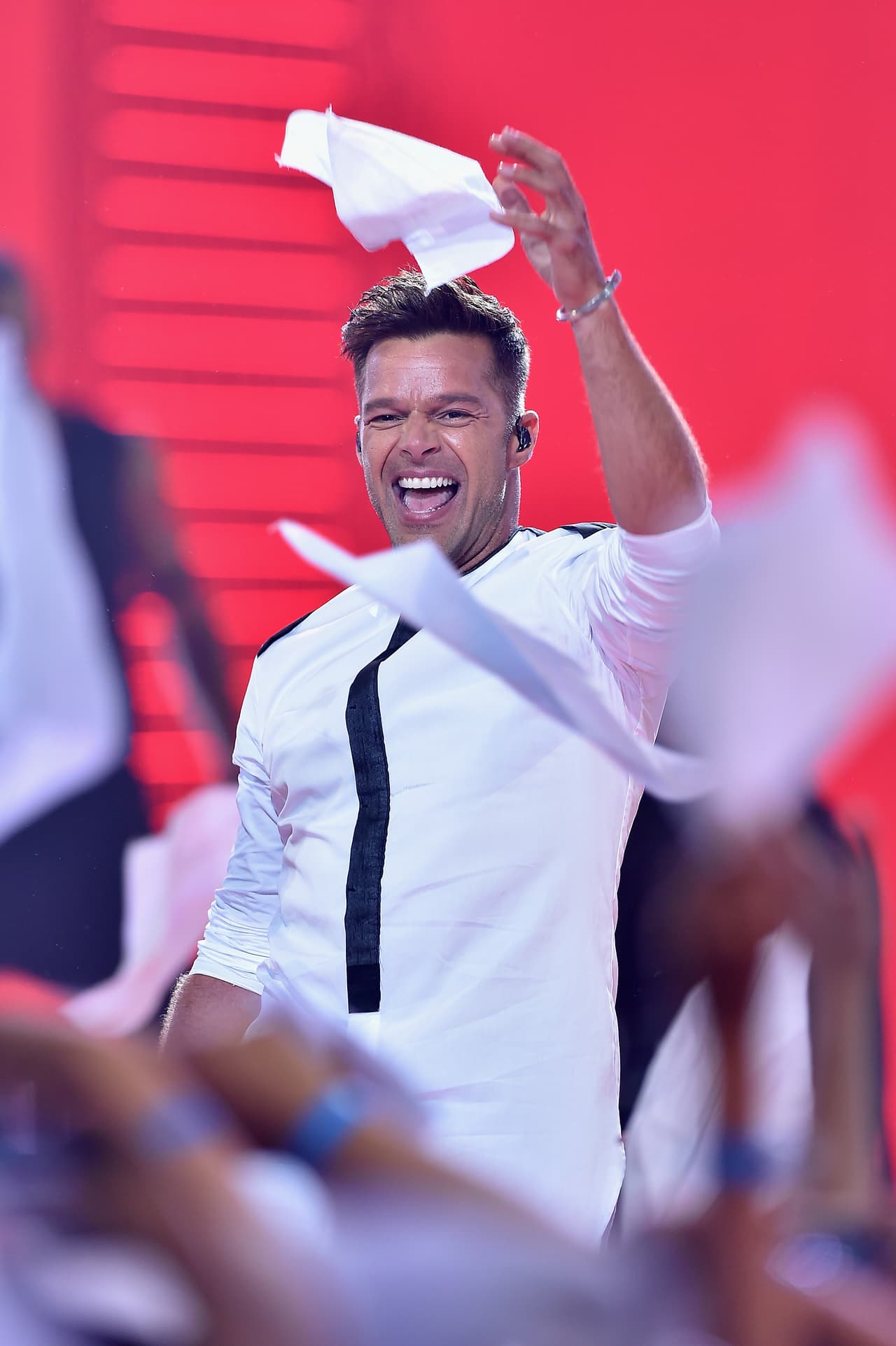El cantante y actor puertorriqueño, nominado al menos en 13 ocasiones a los Premios Juventud, celebró a través de sus redes sociales que ahora también aspira a un Emmy por
<b><a href="https://www.univision.com/entretenimiento/esta-imagen-de-ricky-martin-llorando-es-ridicula-para-el-exnovio-de-versace-y-te-contamos-por-que">su interpretación de Antonio D'Amico</a></b>, excompañero del modisto Gianni Versace.