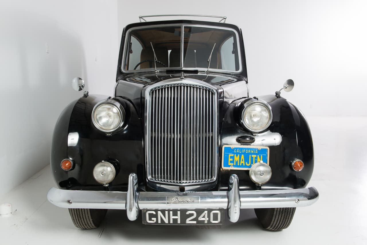 El auto modelo Austin Princess 1956, que el músico británico John Lennon utilizó en una filmación para promocionar su álbum Imagine, saldrá a subasta el próximo 7 de septiembre por un precio estimado de entre 190,000 y 265,000 libras (entre 226 mil a 315 mil euros), informó la famosa casa de subastas Sotheby's.