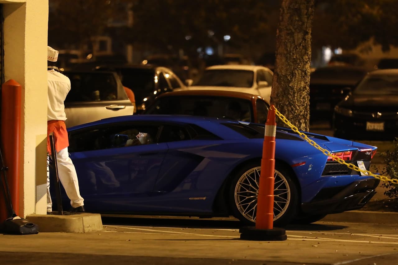 Durante el fin de semana de estreno del ‘Aventator S’, Justin Bieber lo usó para llegar a un partido de hockey y de ahí a un restaurante de comida rápida.