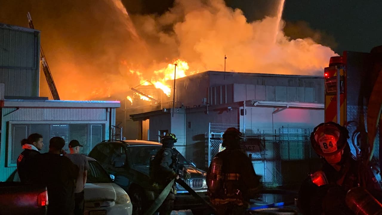 Estallan múltiples incendios en el Área de la Bahía durante espectáculos de fuegos artificiales ilegales