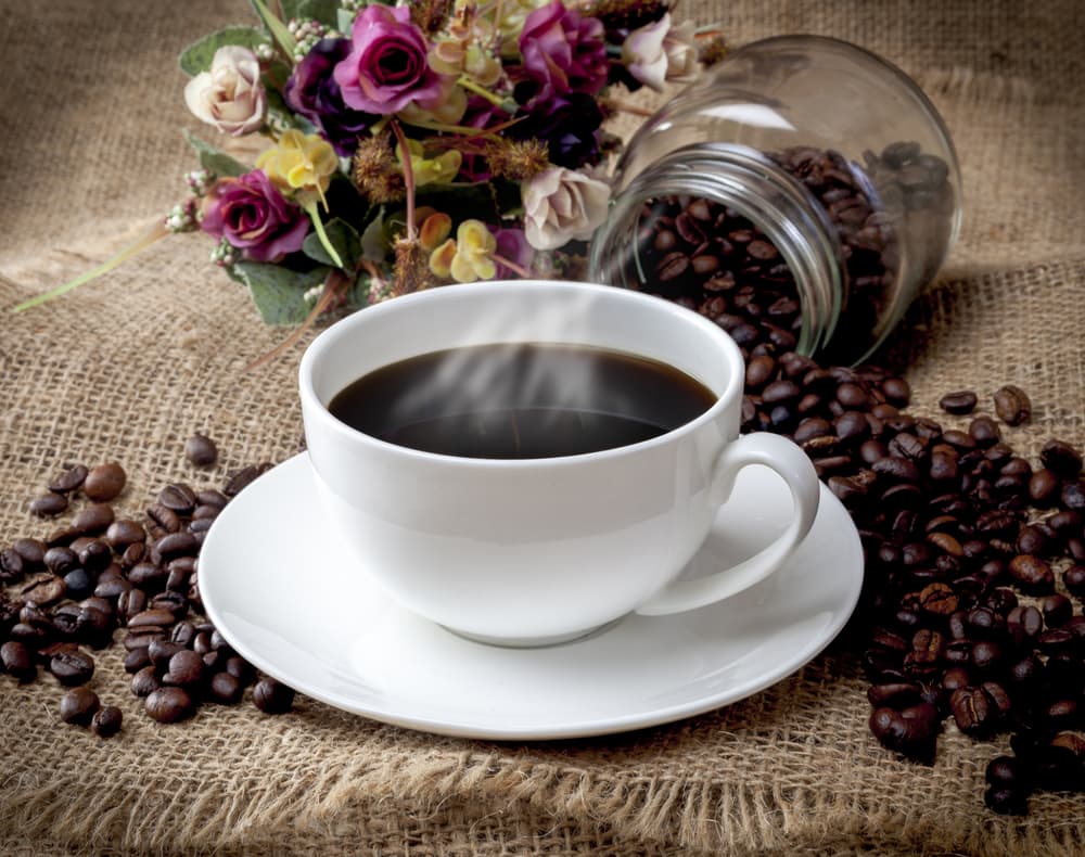 Pero lo malo es que el exceso de cafeína crea dependencia, también tiene altos niveles de cortisol, lo cual afecta al sistema inmunitario y produce insomnio.