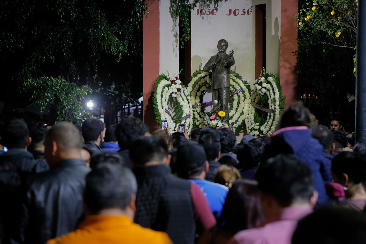 Al fondo de la imagen se ve la estatua rodeada de coronas de flores mientras los fans cantan y recuerdan a José José. El artista luchó con la enfermedad de Lyme, parálisis facial, abuso de sustancias y depresión. 
<br>