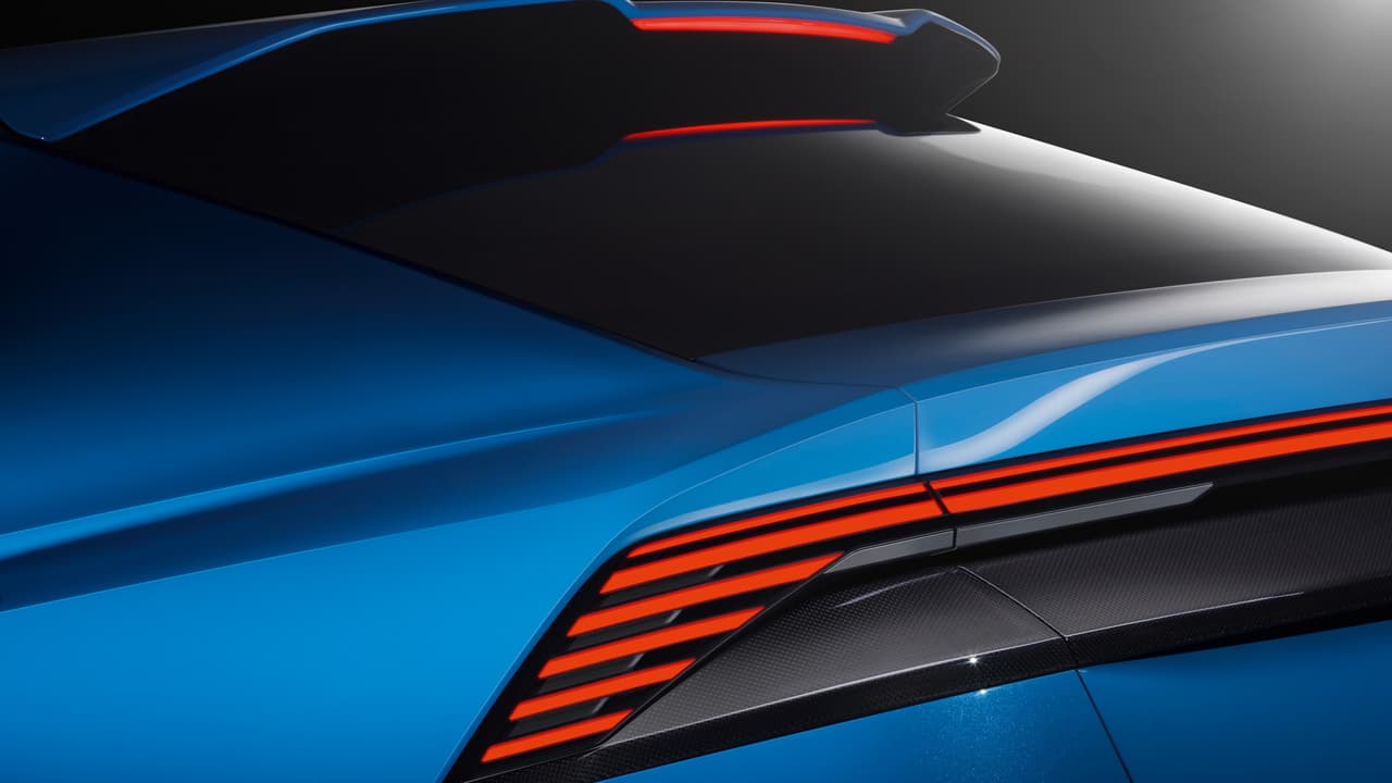 El 
<b>final del techo </b>de la Audi Q8 Concept hace de 
<b>alerón trasero</b>, para la caída de una luneta trasera absolutamente plana. Además, en su base, aparece un segundo alerón. Las luces traseras se extienden a lo ancho de la tapa del baúl.