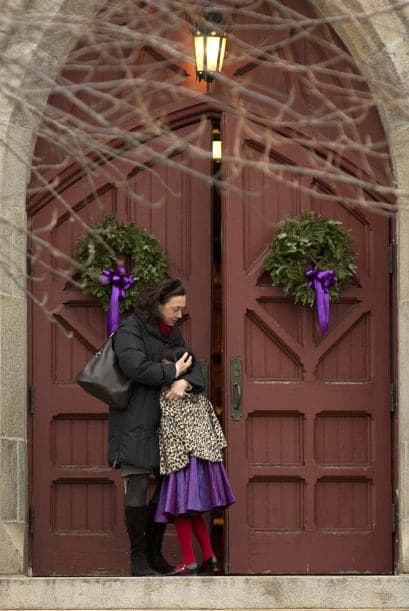 Junto al gran árbol de navidad del pueblo ubicado al lado de un puente en la calle principal, otro lugar de peregrinaje, había velas, notas escritas a mano, juguetes, más flores.
