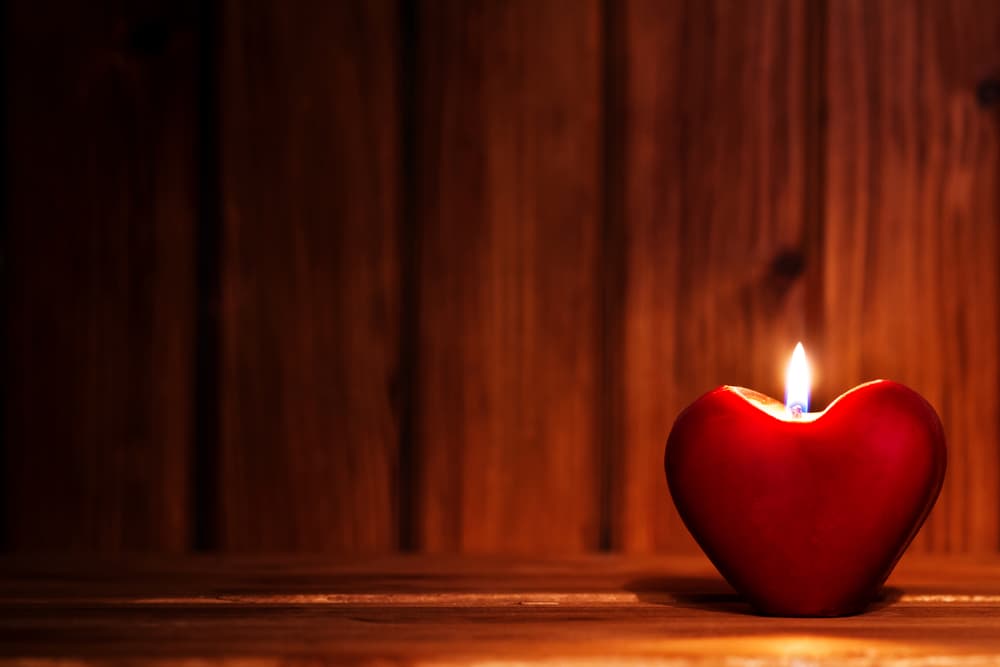 Deja que las velas se consuman por completo. Si no puedes estar con ellas supervisando todo, puedes apagarlas y retomar el ritual para cuando tengas el tiempo de estar meditando con ellas.