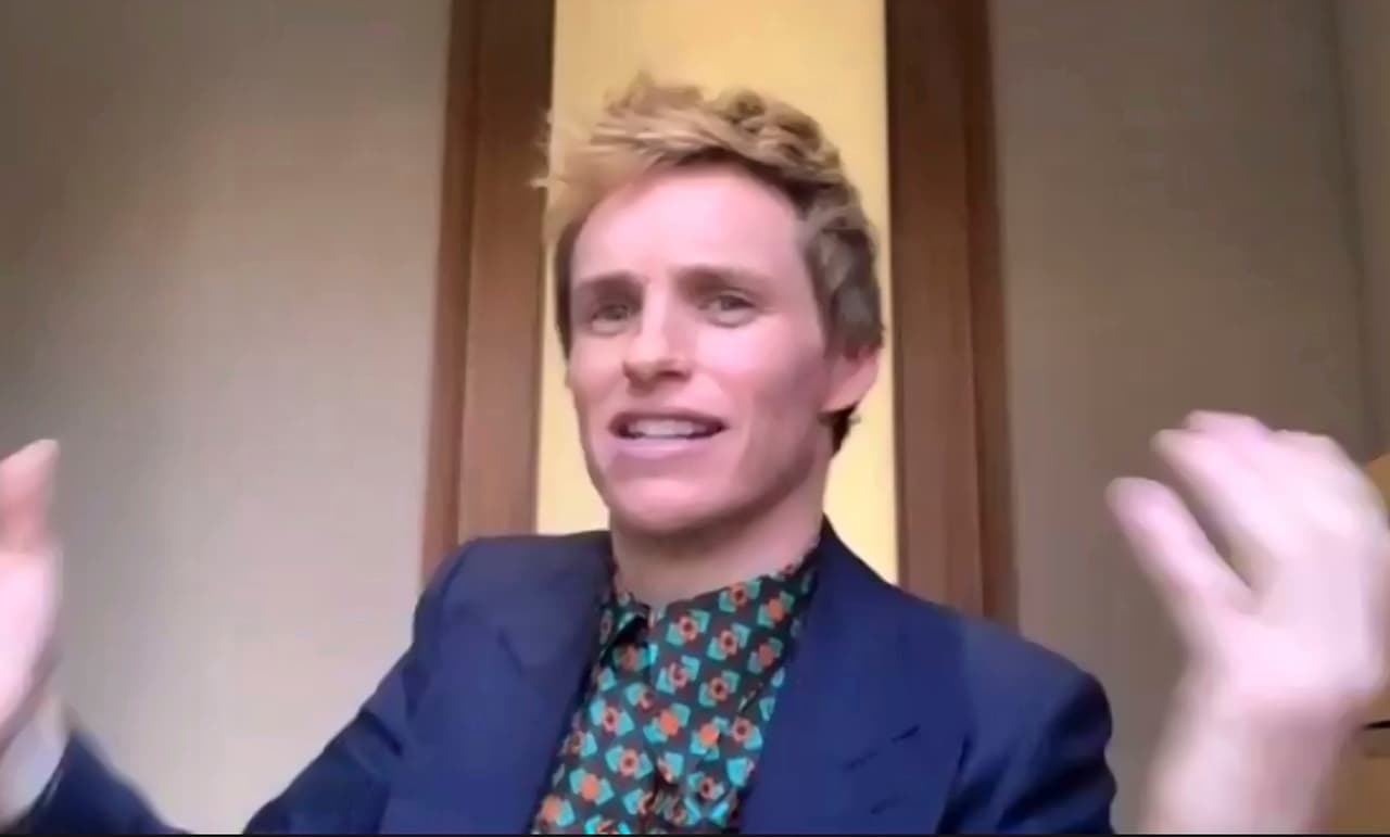 Redmayne, quien interpreta a Tom Hayden en la película, reconoció al director y a la directora de elenco, Francine Maisler, por reunir a un grupo tan diverso de actores. "
<b><a href="https://www.univision.com/entretenimiento/chismes/eddie-redmayne-habla-de-sus-primeras-semanas-como-padre" target="_blank">Fue como un choque</a></b> de diferentes tipos de música, fuera jazz, rock o clásica, pero todo eso se unió bajo la dirección de Aaron. Era casi como un director musical. Fue una alegría ver a estos grandes actores, tan diferentes y variados, luchando a brazo partido".