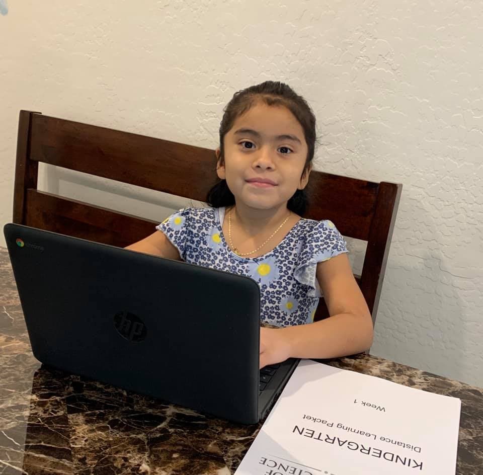 “Mi princesa emocionada y nerviosa en el primer día de clases”, escribió Luisa Soto en Facebook.