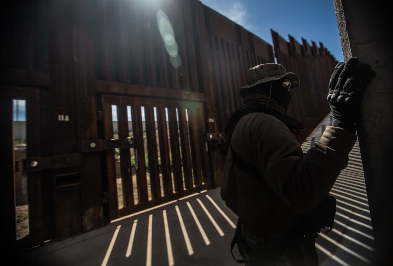 Viper será quien comandará la milicia durante el tiempo en que Larry Mitchell Hopkins esté detenido. Él asegura que seguirán vigilando el muro.