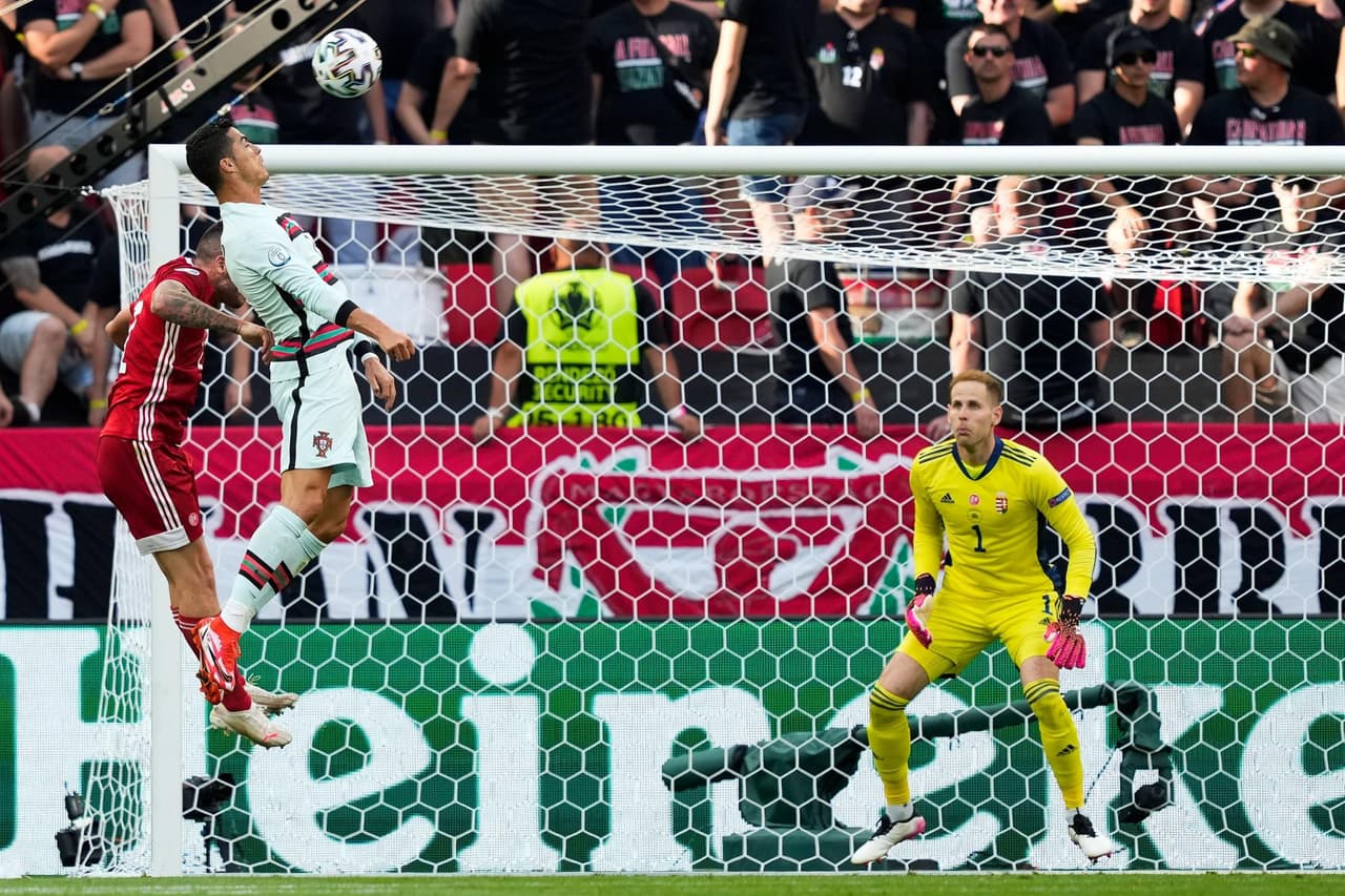 Portugal salva el resultado y derrota a Hungría 3-0 durante el partido del Grupo F en la Euro 2020. La primera parte del partido empataban a cero, pero Raphael Guerreiro ponía el primer tanto al minuto 84 y Cristiano Ronaldo se encargó de cerrar el partido con doblete, sumando los primeros tres puntos para los lusos.