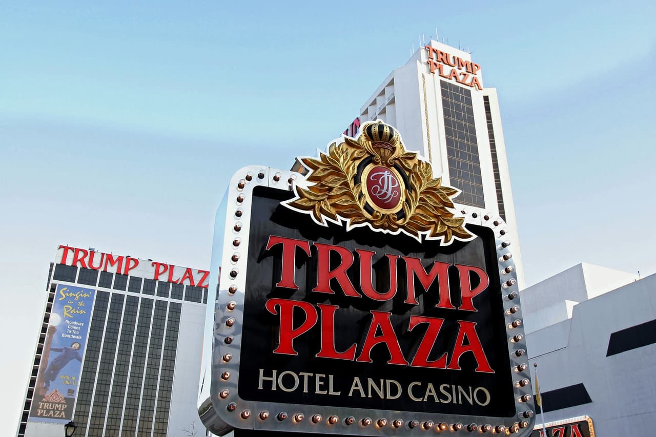 Un aviso marca la entrada al Hotel y Casino Trump Plaza, el 8 de mayo de 2004, en Atlantic City, Nueva Jersey. Ese año, la compañía de Donald Trump, Trump Hotels & Casino Resorts, Inc., que luego se llamaría Trump Entertainment Resorts, tenía $1,800 millones de deuda. Diez años más tarde cerraría en la bancarrota. Foto: Craig Allen/Getty Images.