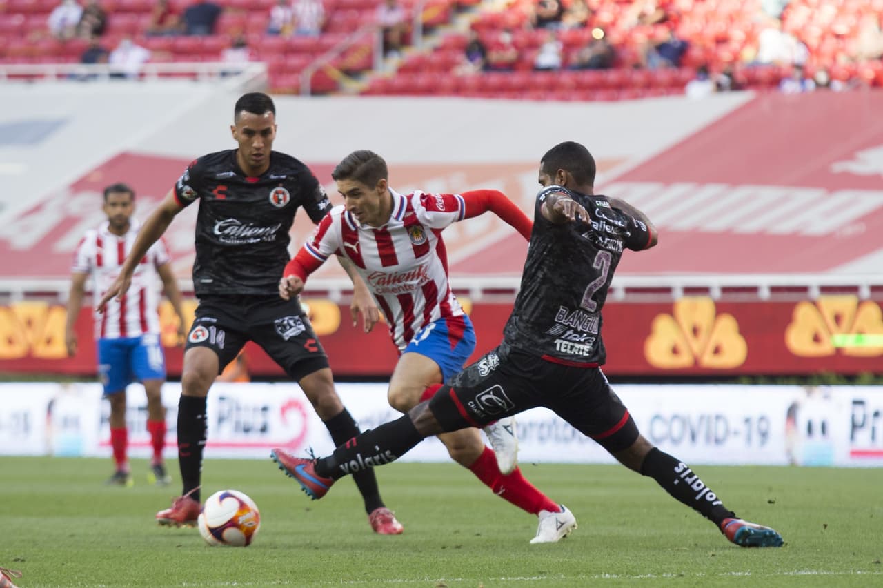 Chivas consolidó su dominio sobre Tijuana y logra imponerse para seguir en la pelea por el Repechaje.