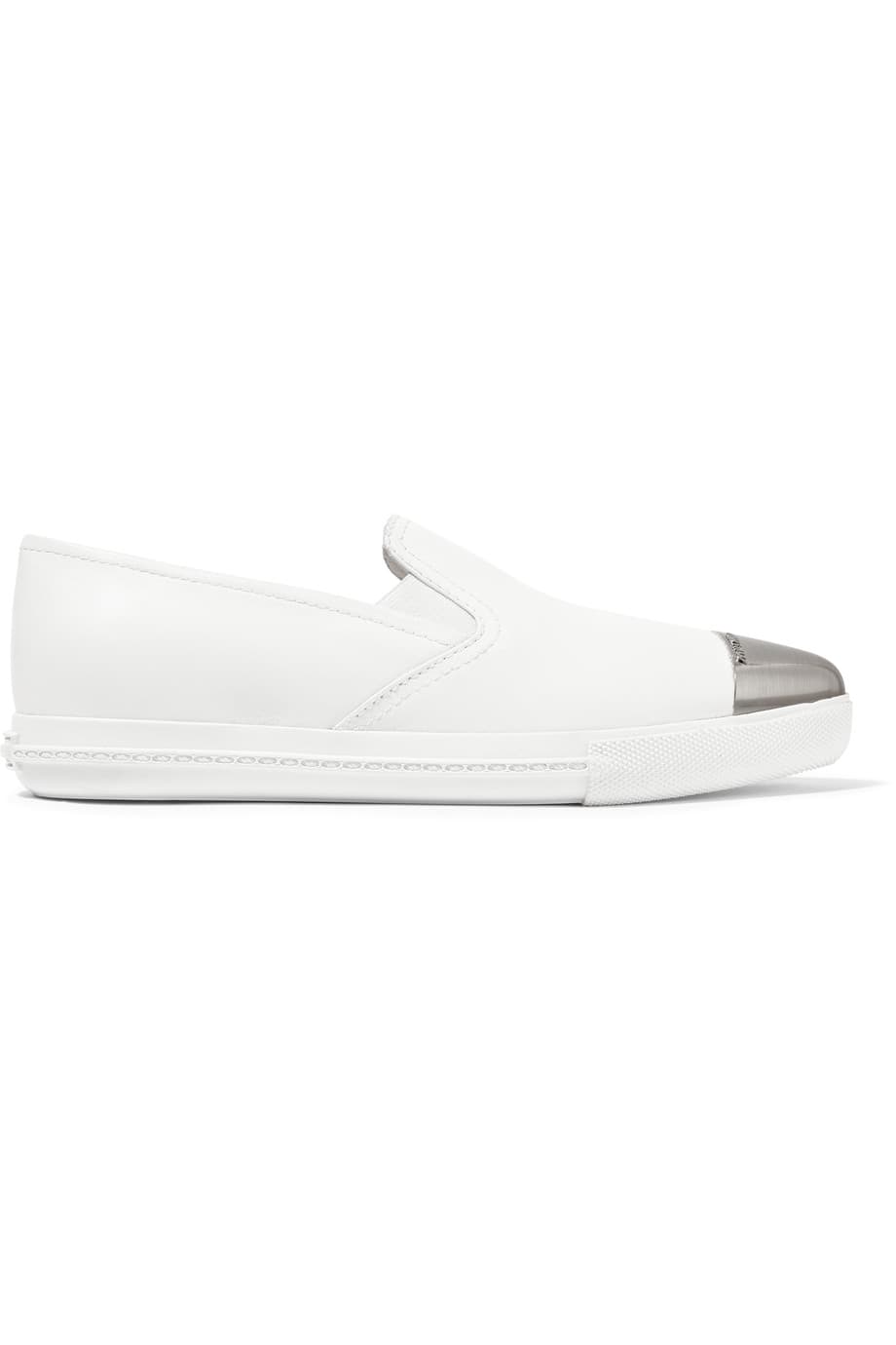 1. La suela gruesa, la facilidad que se tiene para poner y quitar y el diseño contemporáneo con la punta metálica hacen de estos tenis el zapato perfecto para los fines de semana. Puedes usarlo desde con unos pantalones capri hasta con un vestido largo estilo boho. (
<b>Miu Miu)</b>
<br>