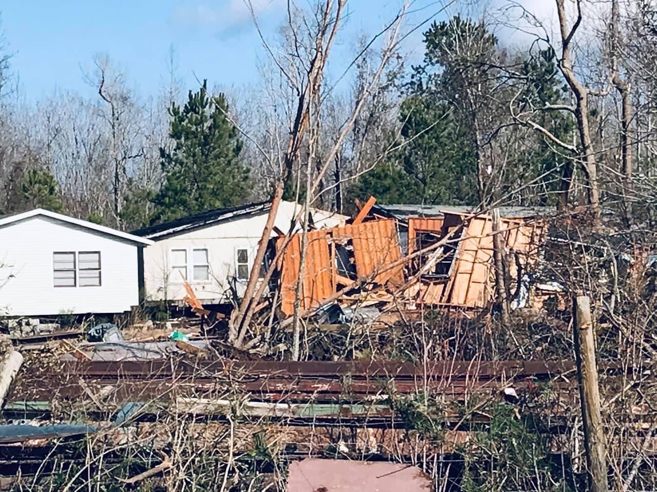 Ed Conrowa, del Servicio de Emergencias del condado de Brunswick, informó en una conferencia de prensa el 
<b>devastador alcance del tornado.</b>