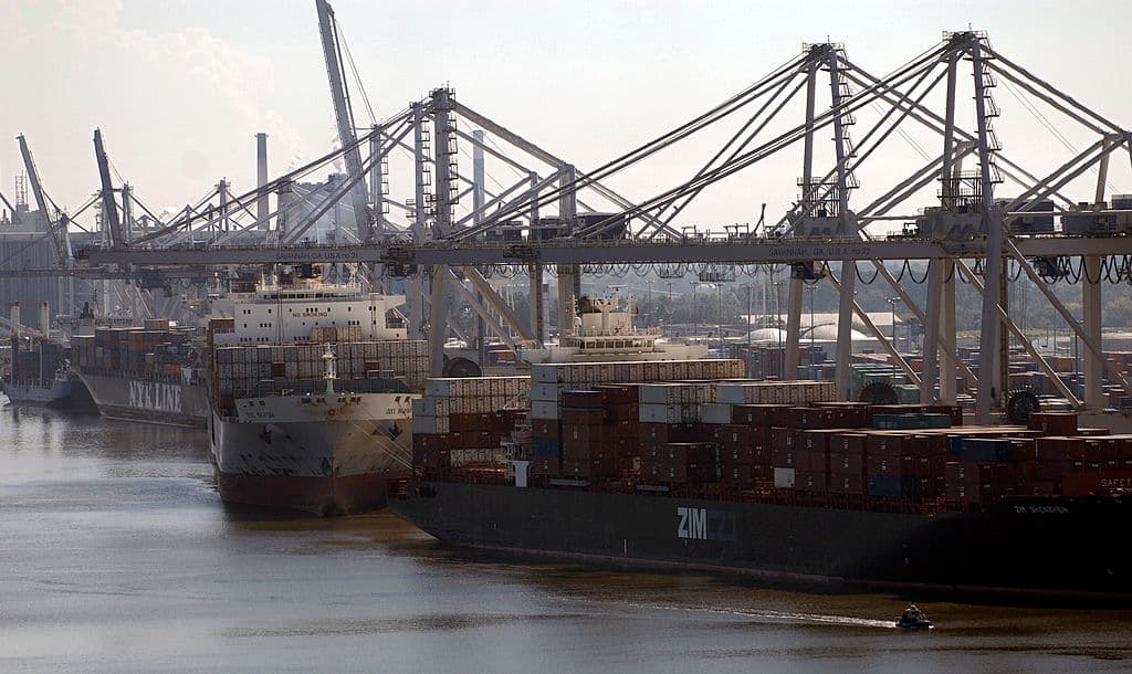 Grúas en la Autoridad Portuaria de Georgia cargan y descargan buques portacontenedores en los nueve amarres el 29 de octubre de 2009 en Savannah, Georgia.