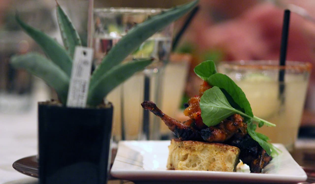 Chef de México visita Tucson para preparar bebidas producidas con el agave