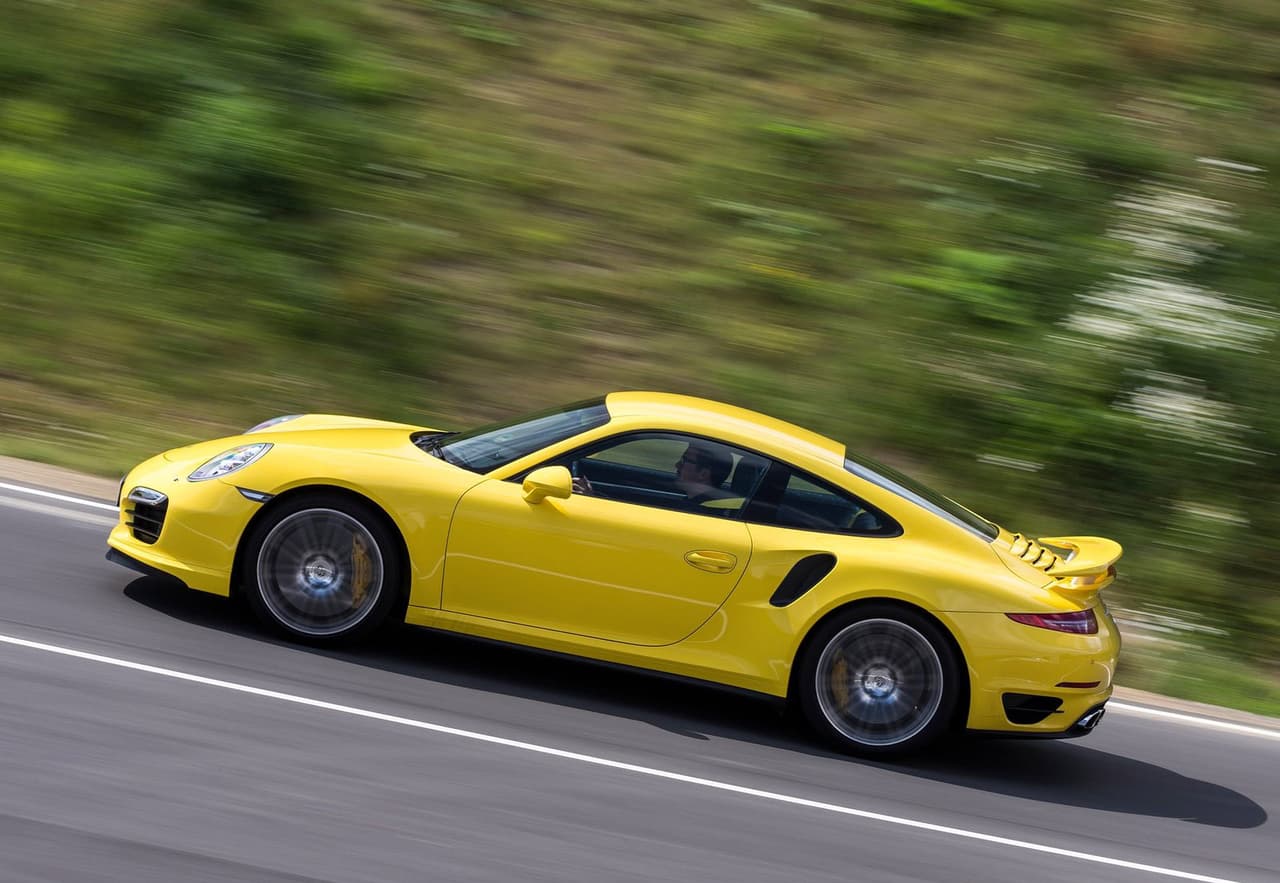 En 2014 'Canelo' celebró sus 24 años con una gran reunión en Jalisco, su tierra natal, donde mostró a los invitados su gran flota de automóviles. Reportes informaron que en aquella ocasión el hermano del boxeador le obsequió un 
<b><a href="https://www.univision.com/noticias/porsche/porsche-911-turbo-s-2014-fotos">Porsche 911 Turbo</a></b>. El costoso regalo llegó con un moño blanco sobre una carrocería color rojo.